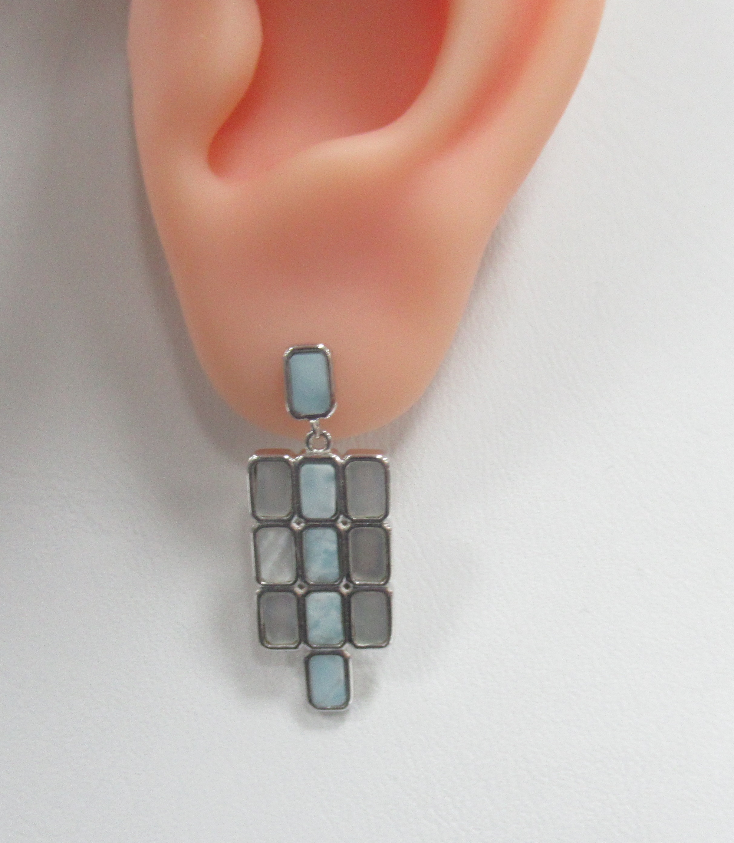 Серебряные серьги-пусеты с ларимарами и перламутром